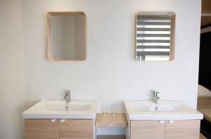 a bathroom with two sinks and a mirror at Jasmin錦町3F 高松駅近 モダン空間 in Takamatsu