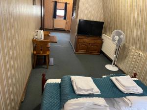 a room with a bed and a flat screen tv at Hotel Schwarzer Adler in Rothenburg ob der Tauber