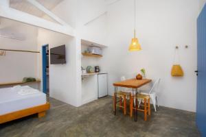 a room with a bed and a table and chairs at Villa Tennis in Ubatuba
