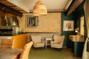 a kitchen with two chairs and a table at L'Atelier de l'Horte in Violès