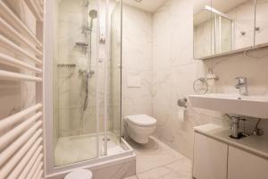 Vannituba majutusasutuses Urban Studio with Queen-Size Bed, Self Check-in