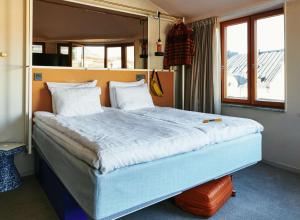 a bedroom with a large bed in a room at Scandic Go, Upplandsgatan 4 in Stockholm +30 photos