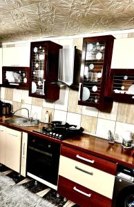 una cucina con lavello e fornello forno superiore di Casa Maya a 23 Agosto (Douăzeci şi Trei August)