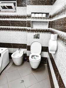 un bagno con un water e un lavandino di Casa Maya a 23 Agosto (Douăzeci şi Trei August) Altre 23 foto