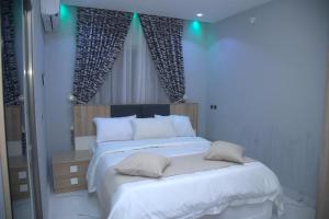 Postel nebo postele na pokoji v ubytování Kingston Luxury Apartments