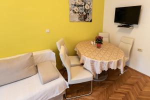 Televízia a/alebo spoločenská miestnosť v ubytovaní Apartman Boris