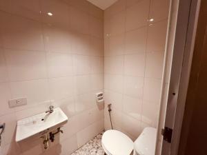 O baie la 3Storey Cozy House +5 fotografii