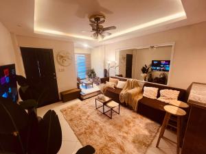 Un televizor și/sau centru de divertisment la 3Storey Cozy House