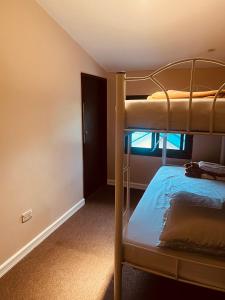 Un pat sau paturi într-o cameră la 3Storey Cozy House