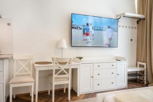 Televízia a/alebo spoločenská miestnosť v ubytovaní Renegade Hotel