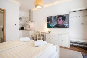 Televízia a/alebo spoločenská miestnosť v ubytovaní Renegade Hotel