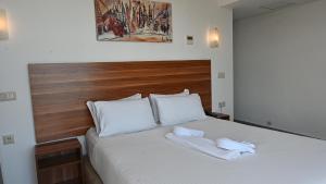 Postel nebo postele na pokoji v ubytování Hotel Centre Ville