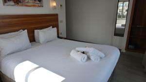 Postel nebo postele na pokoji v ubytování Hotel Centre Ville