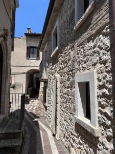 an alley in an old stone building at Casa Giannetta in Caramanico Terme