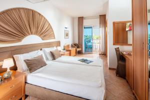 Postel nebo postele na pokoji v ubytování Hotel Rex + 37 fotografií
