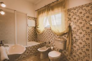 a bathroom with a toilet and a sink and a tub at Douro Panorama Valley in Pinhão +25 photos