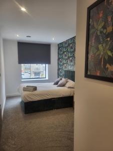 เตียงในห้องที่ The Bay Large 3BR Near Beach