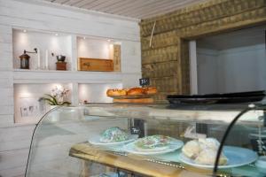 a display case in a bakery with pastries on plates at Hornsjöns Pensionat in Löttorp