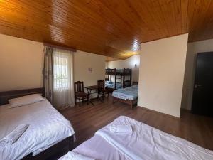 Postel nebo postele na pokoji v ubytování Kazbek view Hostel