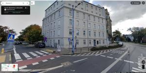 ポズナンにあるMostowa 13 Poznańの通りの角にある白い建物