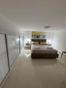 1 dormitorio con 1 cama y 2 lámparas. en Arena Dorada apartaments Margarita, en Balestrate 9 fotos más