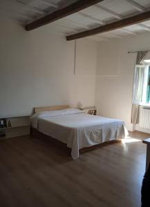 Кровать или кровати в номере la Casa di Pomaia la Stanza Bianca