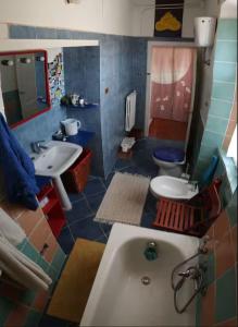 Ванная комната в la Casa di Pomaia la Stanza Bianca
