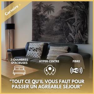 a black leather couch in a room with a painting at Le Corsaire in Granville