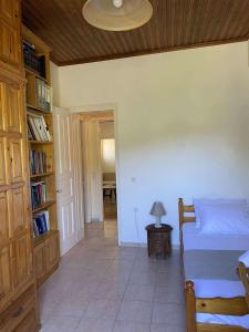 Η βιβλιοθήκη του διαμερίσματος