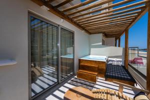 Балкон или терраса в Nostos Beach Boutique Hotel
