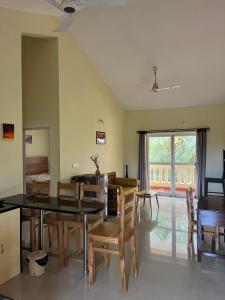 TalaulimにあるVarca Beach 2BHK App with Swimming Poolのテーブルと椅子のあるダイニングルーム