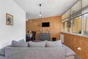 ein Wohnzimmer mit Sofa und Fernseher in der Unterkunft Casa Amarela in Ponte de Vagos