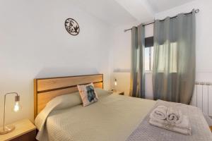 ein Schlafzimmer mit einem Bett mit Handtüchern darauf in der Unterkunft Casa Amarela in Ponte de Vagos + 19 Fotos