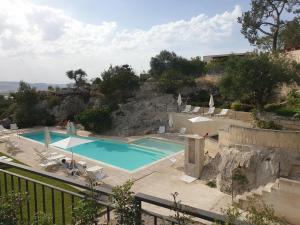 basen na wzgórzu obok budynku w obiekcie Residence Masseria Santa Lucia w mieście Matera