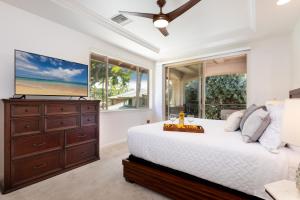 Un dormitorio con una cama grande y una cómoda. en ❤PiH❤ Hono Loa BikesBeach Toys Private Beach Club, en Waikoloa