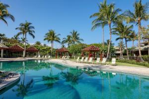 una piscina en un resort con palmeras en ❤PiH❤ Hono Loa BikesBeach Toys Private Beach Club, en Waikoloa