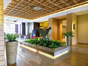 a lobby with a statue in the middle of a building at Apt Vasanta Tokyo2 japanese 1BR in Jarakasta +31 photos