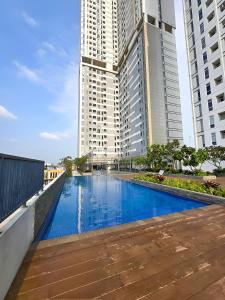 a swimming pool in a city with tall buildings at Apt Vasanta Tokyo2 japanese 1BR in Jarakasta