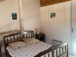 a bedroom with a wooden bed in a room at Appartement T2 Mezzanine Confort 6 Pers, Balcon, Parking - FR-1-804-5 in Enchastrayes