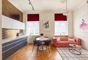 リエパーヤにあるAngel apartmentの赤いソファとテーブルのあるリビングルーム