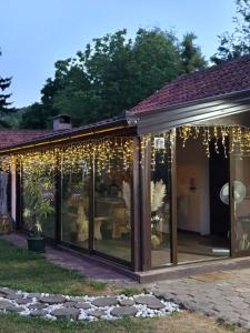 Το κτήριο όπου στεγάζεται  η παραθεριστική κατοικία