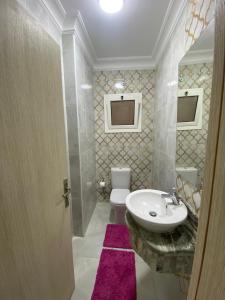 Bilik mandi di Luxury apartment New Alamien +23 gambar