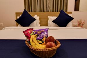 una cesta de fruta sobre una mesa en una habitación de hotel en Hotel Signature Vista, en Calcuta