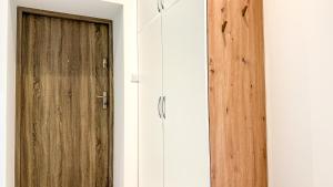 una puerta abierta en una habitación con puerta de madera en StayZdrój by LibertaRent, en Wałbrzych
