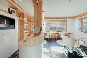 Posezení v ubytování Hôtel Le Caprice Des Neiges Combloux