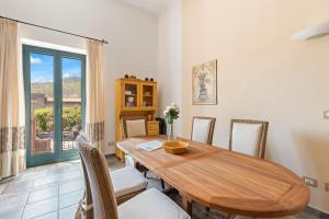 Fotografija u galeriji objekta Le Residenze In Piazza u gradu Boza +56 fotografija