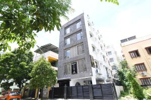 un edificio gris con ventanas en una calle en Hotel Signature Vista, en Calcuta