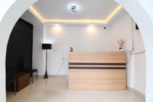 un pasillo con una gran puerta de madera en una habitación en Hotel Signature Vista, en Calcuta