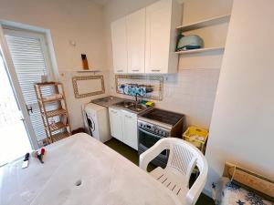 une petite cuisine avec un évier et une cuisinière dans l'établissement Villa Melina Affittacamere, à Santa Maria di Castellabate 7 autres photos