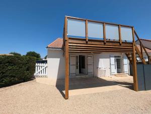 une maison avec un toit en verre au-dessus dans l'établissement VILLA MARILOU 5 personnes, à La Faute-sur-Mer